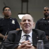 Harvey Weinstein a remercié les agents de sécurité et le personnel du tribunal de l'avoir traïté de manière équitable. KEYSTONE/AP/CHARLY TRIBALLEAU